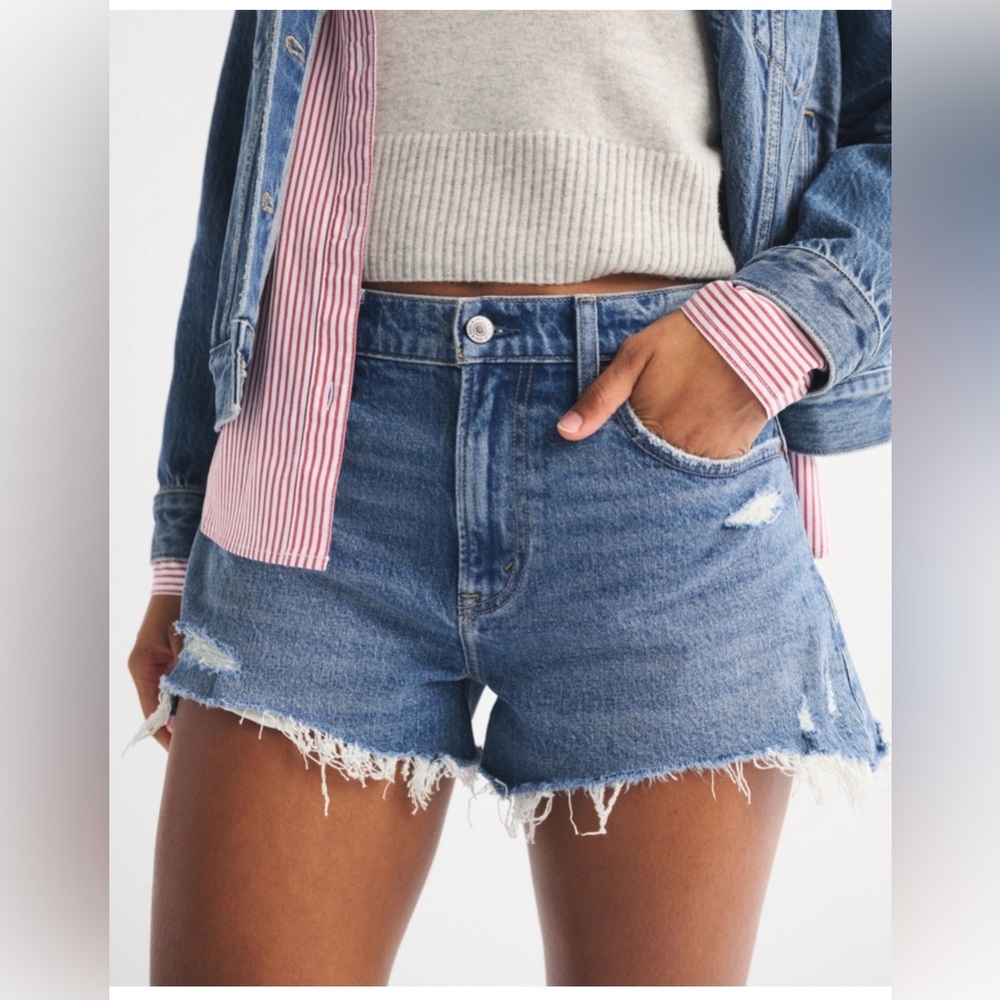 Abercrombie & Fitch The Mom Short High Rise Curve Love Distressed Size 35 in /20
